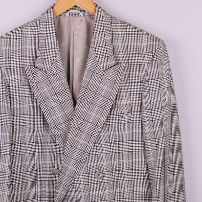 Närbild på krage och slag på rutigt kavaj