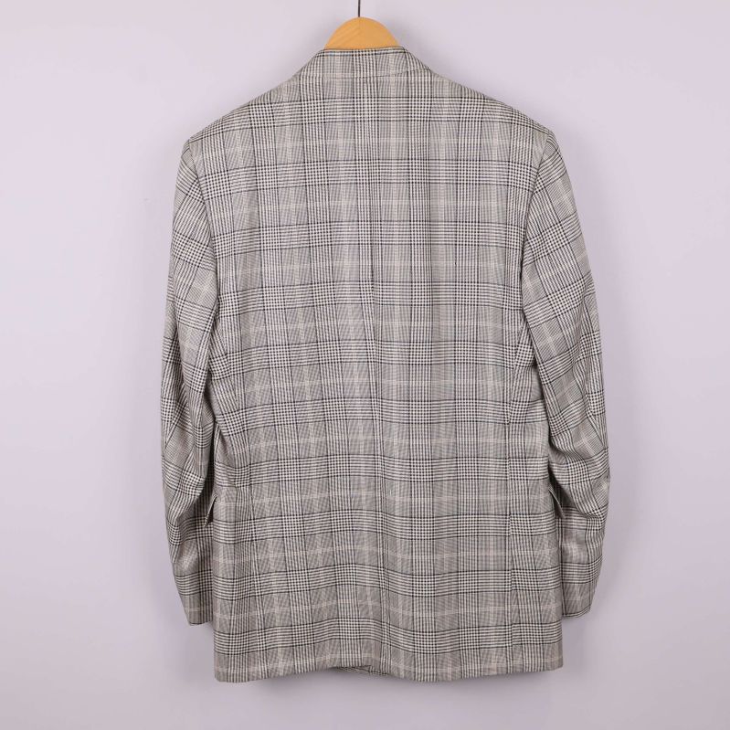 Baksidan av rutig dubbelknäppt kavaj 