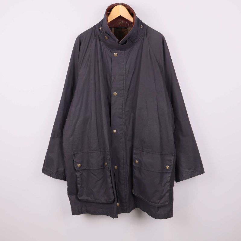 Mörk oversized rock med knäppning framtill och två stora fickor