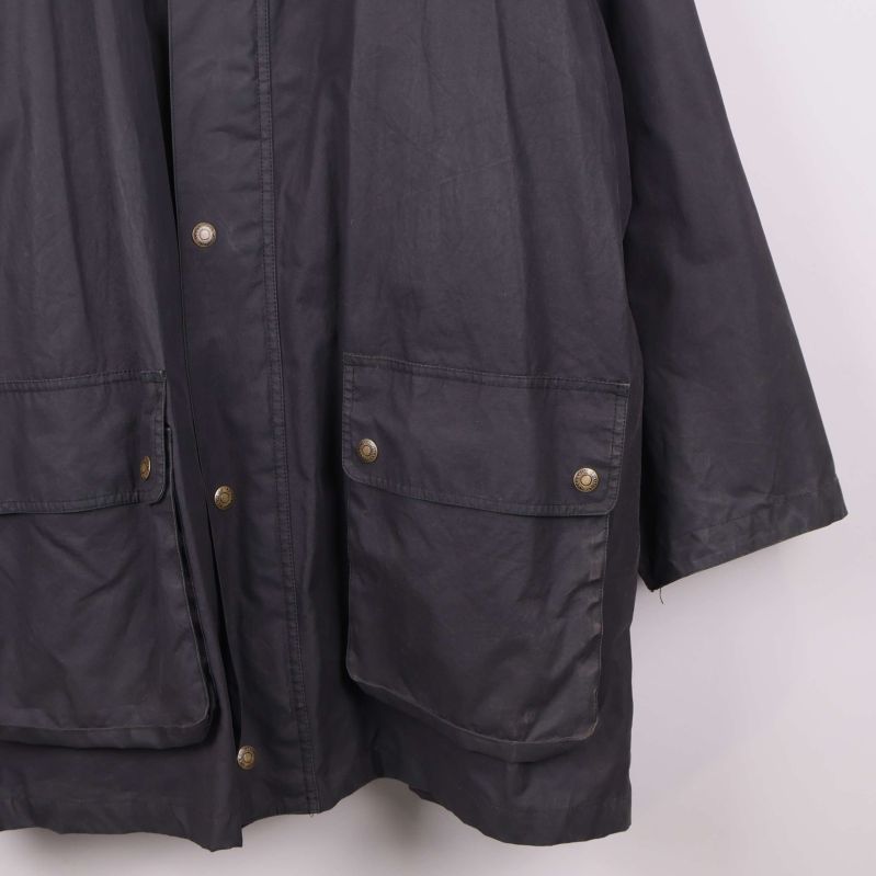 Nedre delen av rock med stora fickor och knappdetaljer