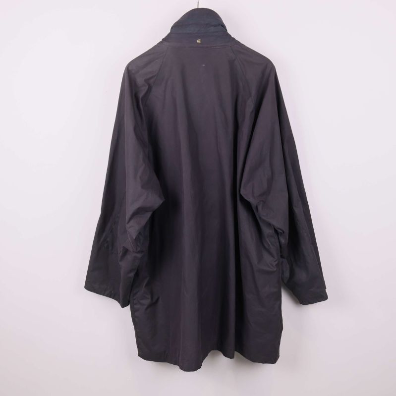 Baksida på mörk rock med avslappnad passform