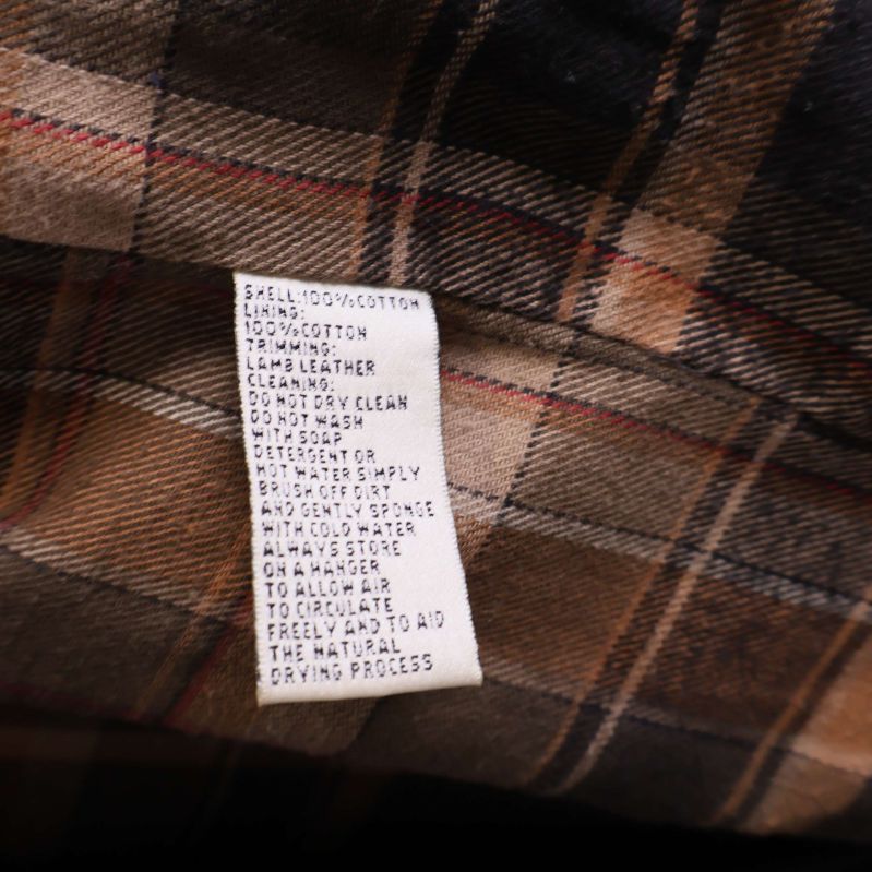 Materiallapp med sammansättning på rutigt innerfoder i rock