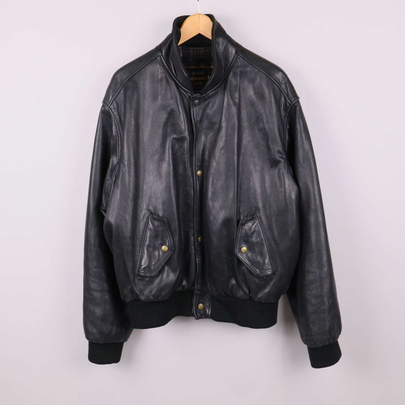 Svart läderjacka framifrån