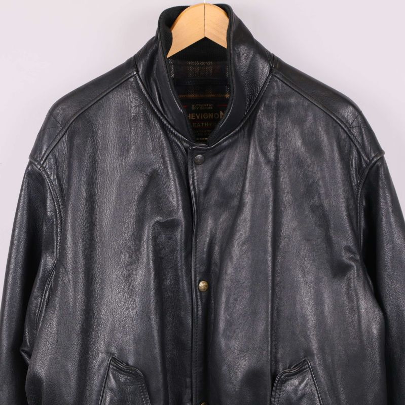 Närbild på läderjackans överdel och krage