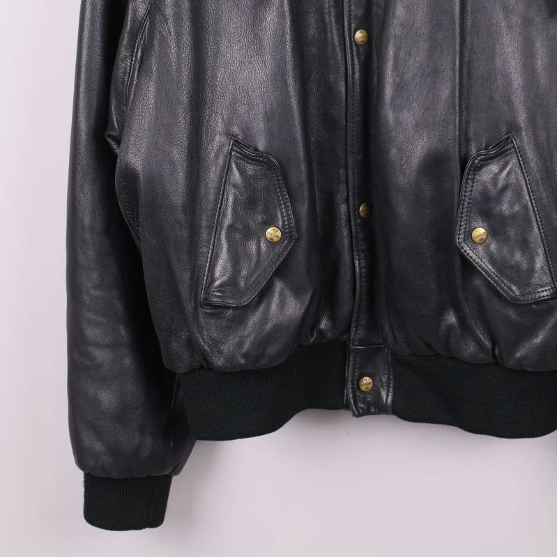 Närbild på jackans fickor med tryckknappar