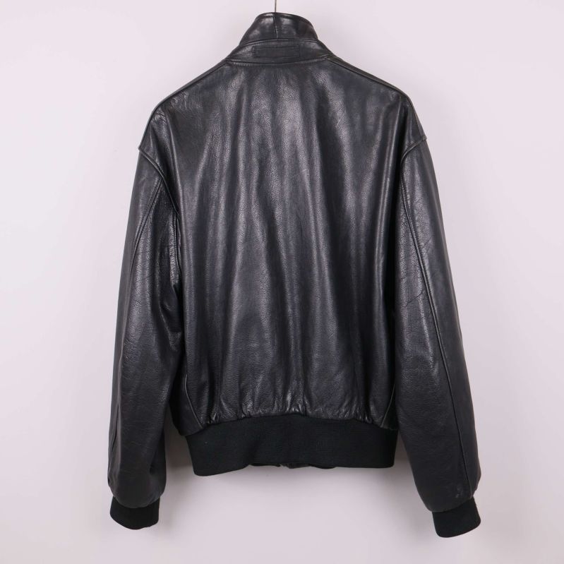 Svart läderjacka fotograferad bakifrån