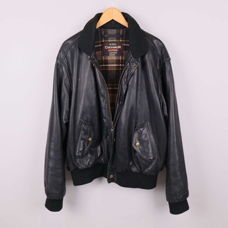 Läderjacka med rutigt innerfoder synligt