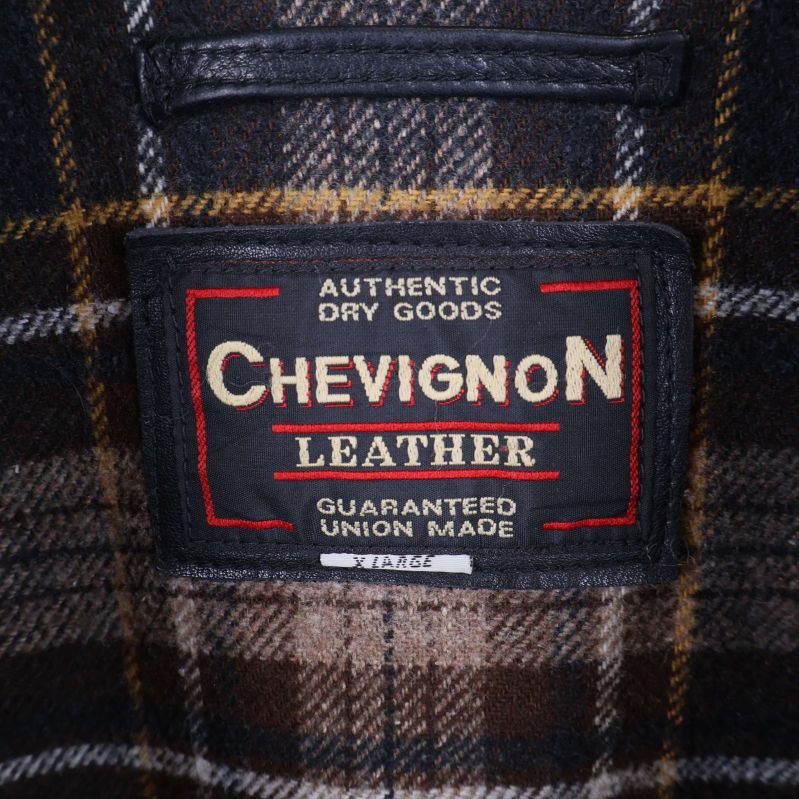 Etikett med Chevignon Leather-logotyp på rutigt foder