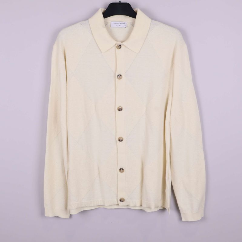 Framsida med rutstruktur och knäppning