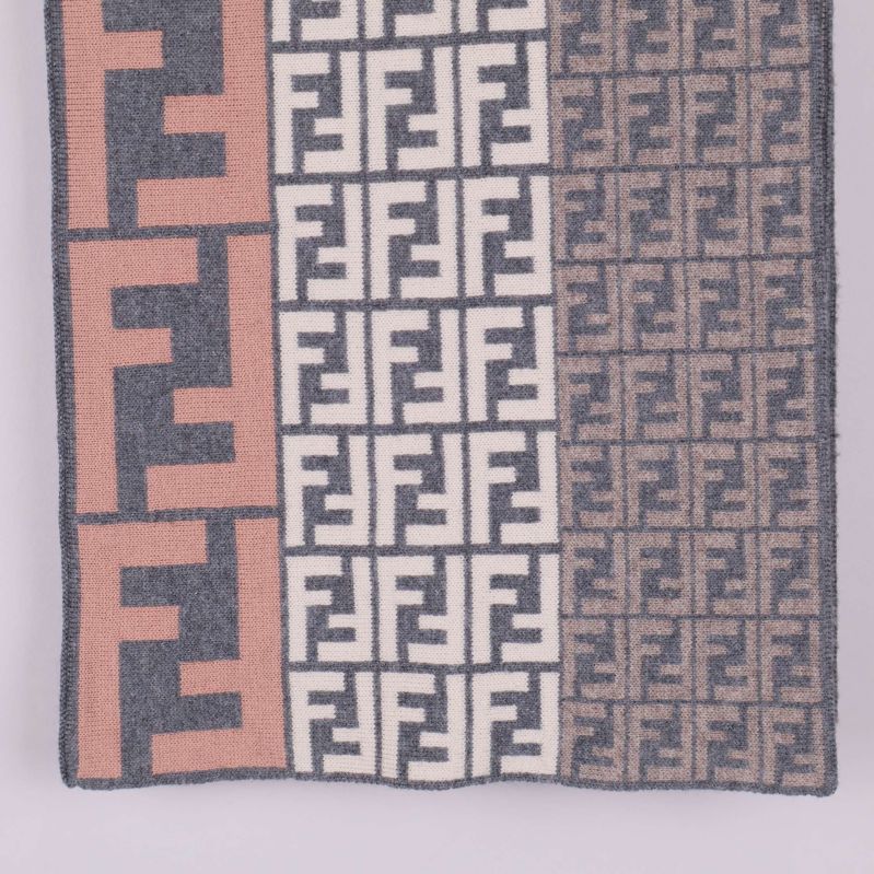 Närbild på Fendi-logotypmönster i grått, rosa och vitt