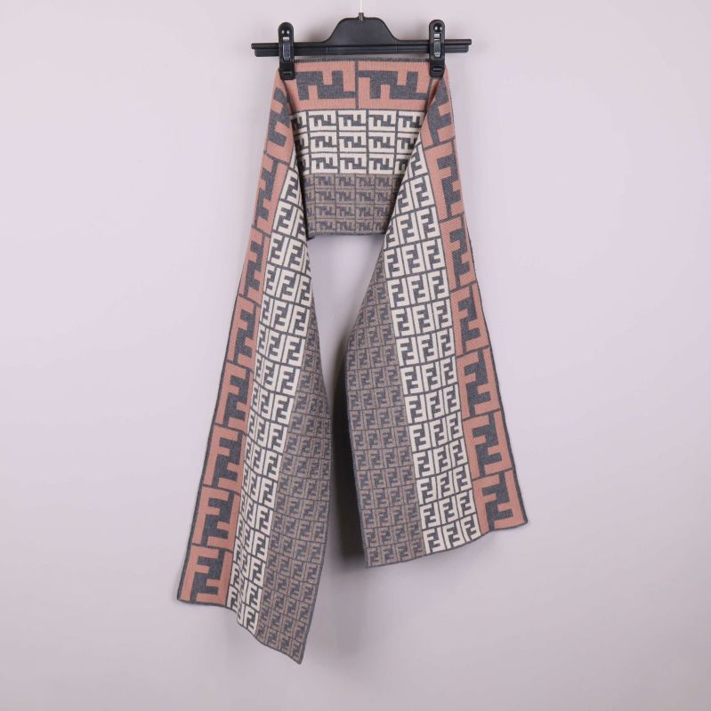 Utslagen halsduk i tre färgblock och Fendi-mönster