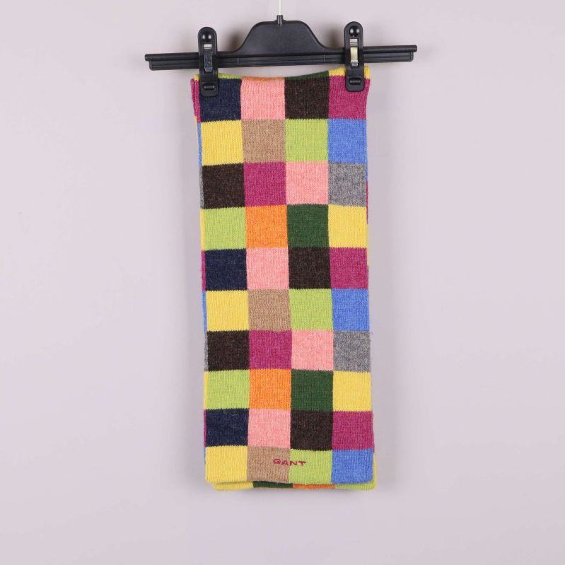 Halsduk i rektangulär form upphängd på galge