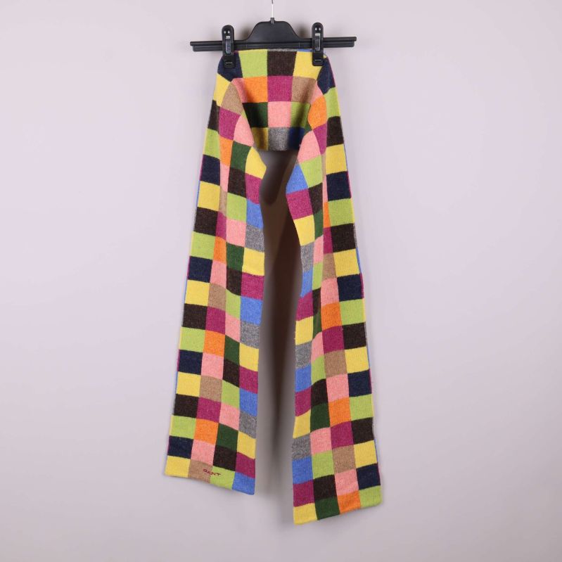 Halsduken hänger dubbelvikt på galge, visar längd