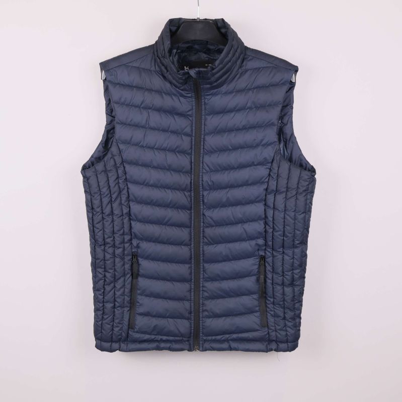 Framsida av blå quiltad väst med ståkrage och dragkedja