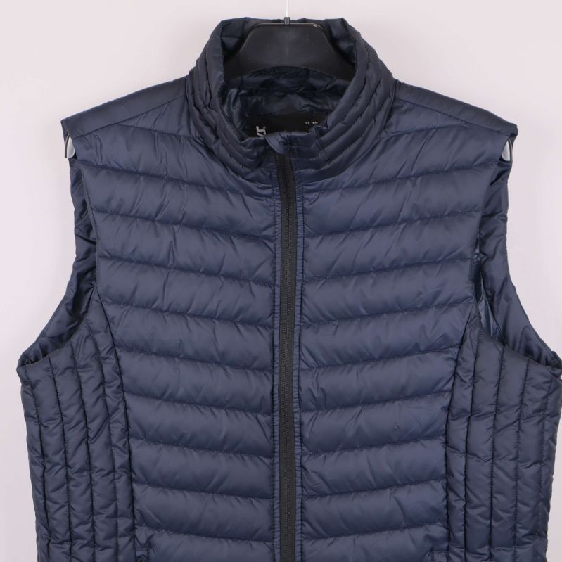 Närbild på överdelen av västens framsida och krage