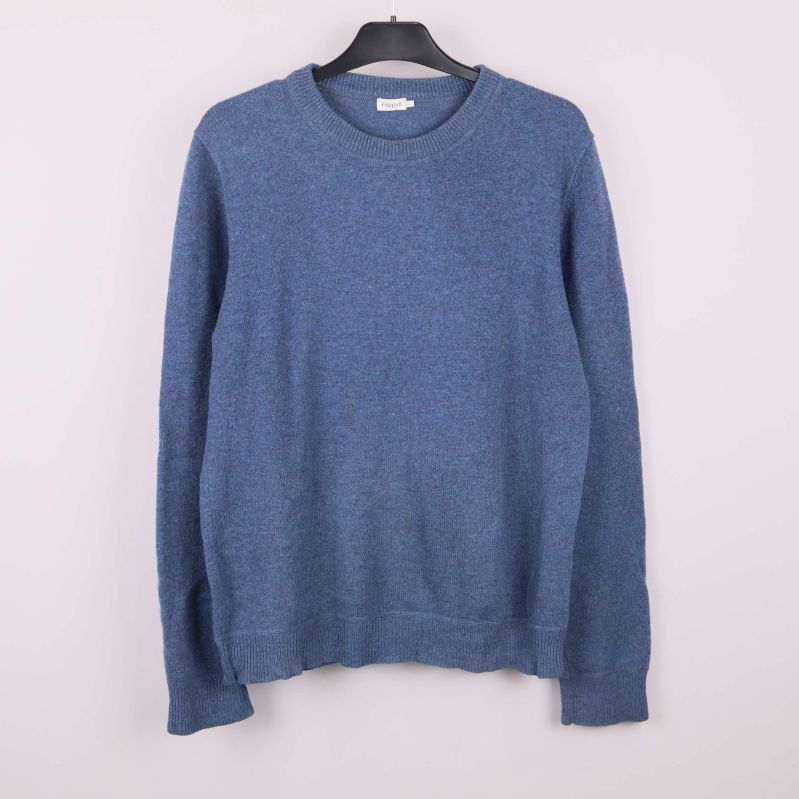 Blå stickad tröja med rund hals på galge, framsida