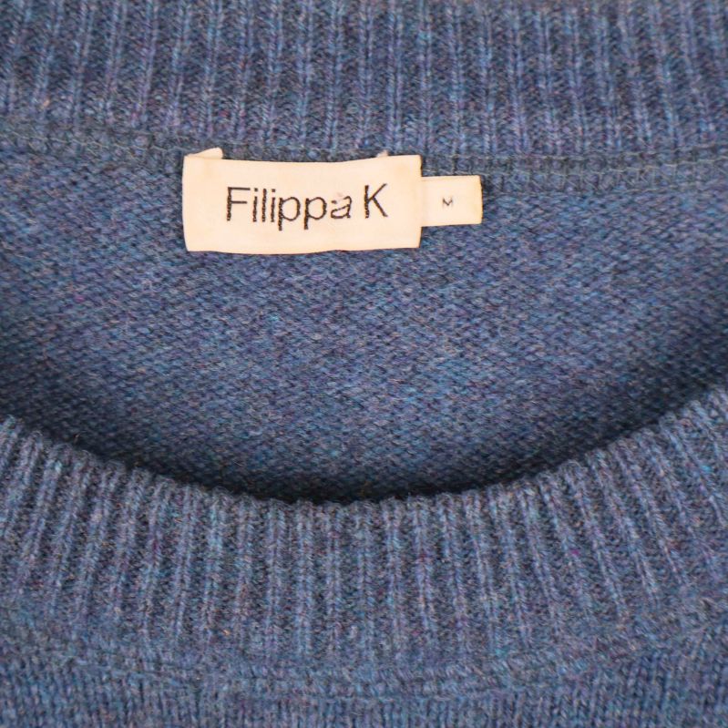 Närbild på Filippa K etikett vid halsringningen