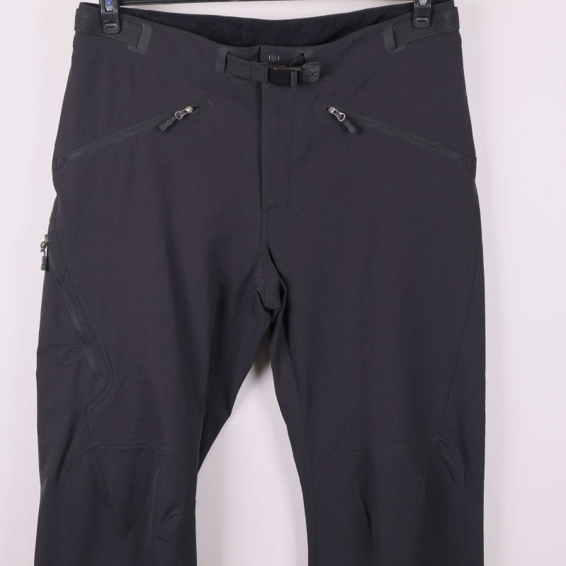 Närbild på byxa framifrån, fokus på fickor och ben