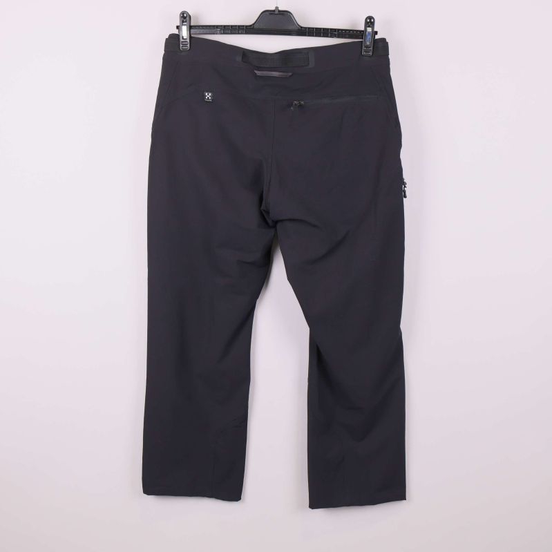 Svarta softshellbyxor bakifrån med enkel design