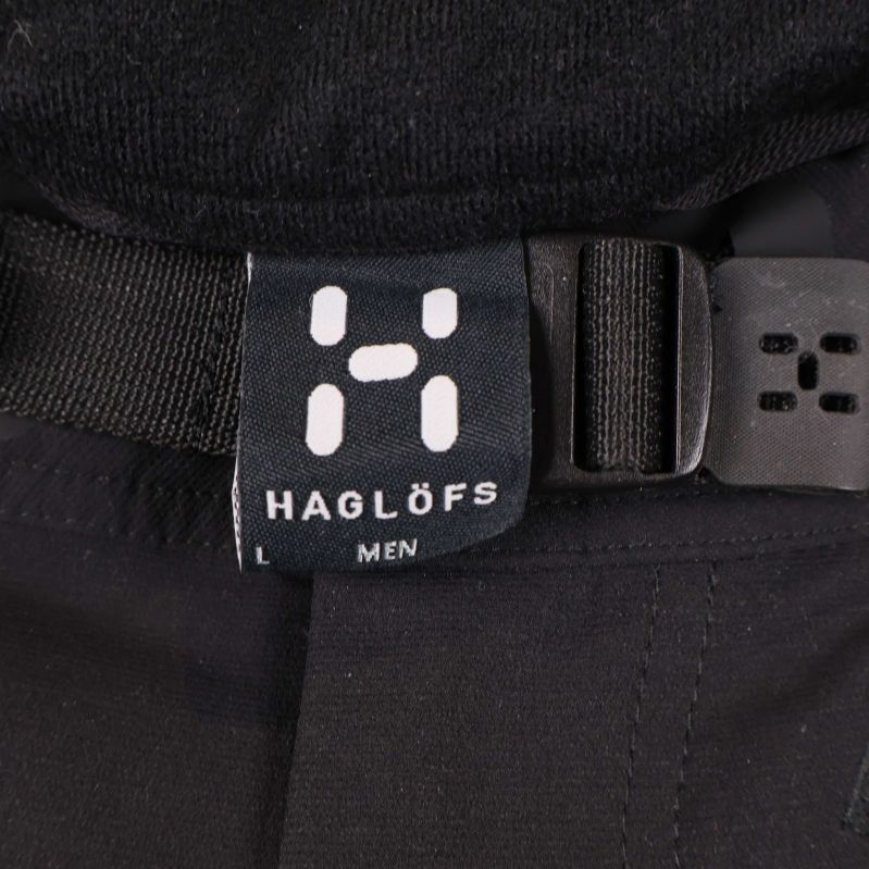 Detaljbild på Haglöfs logga och midjespänne