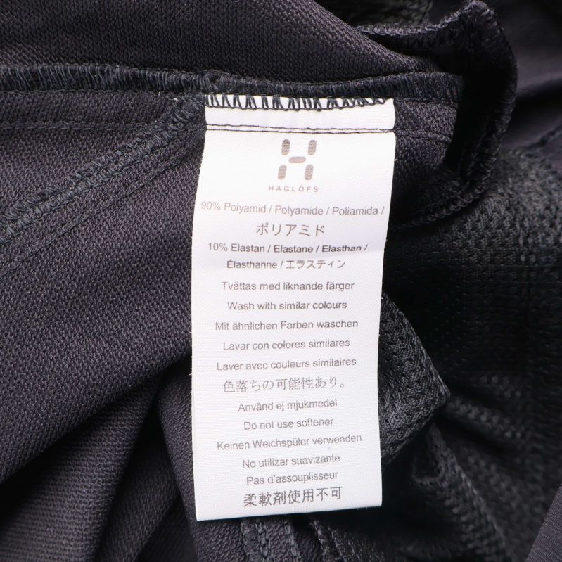 Tvättetikett med materialinformation på insidan av byxan