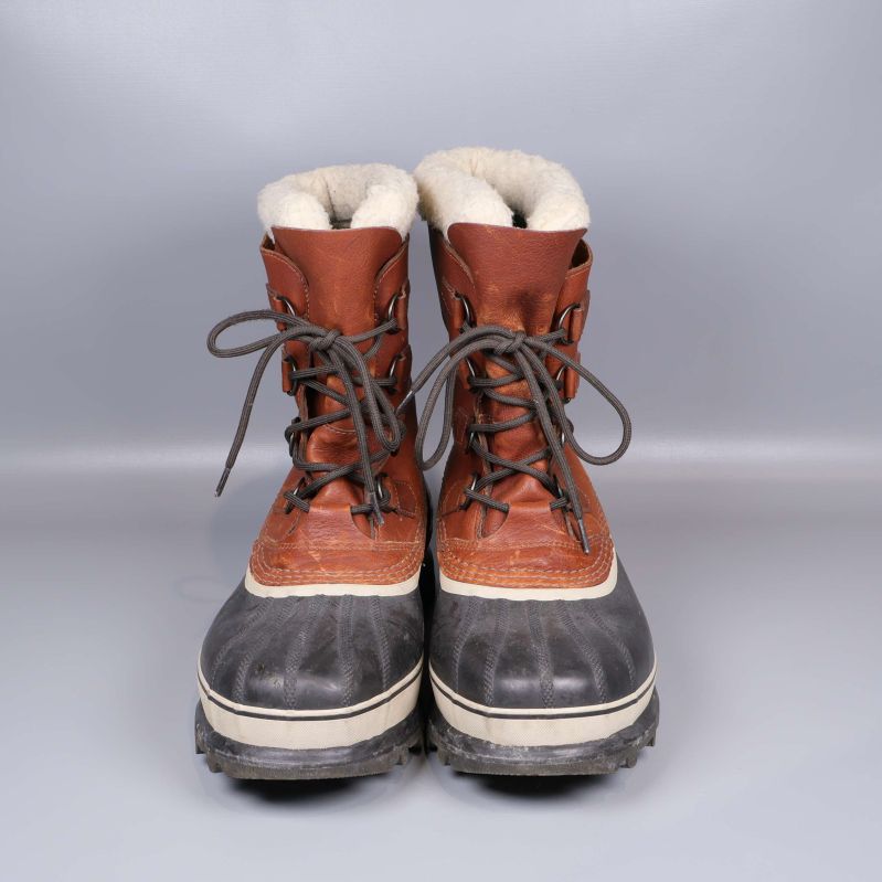 Vinterkängor med skosnören och vitt foder, fotograferade framifrån