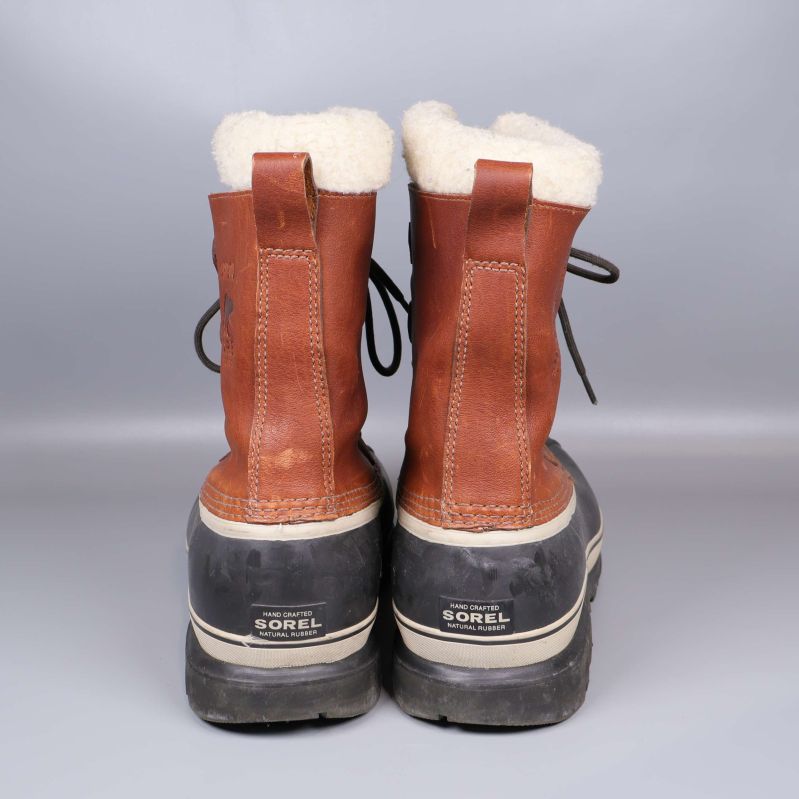 Baksida av vinterkängor med präglad Sorel-logotyp vid hälen