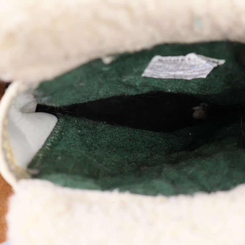 Invändigt vitt foder och etikett synlig i vinterkänga