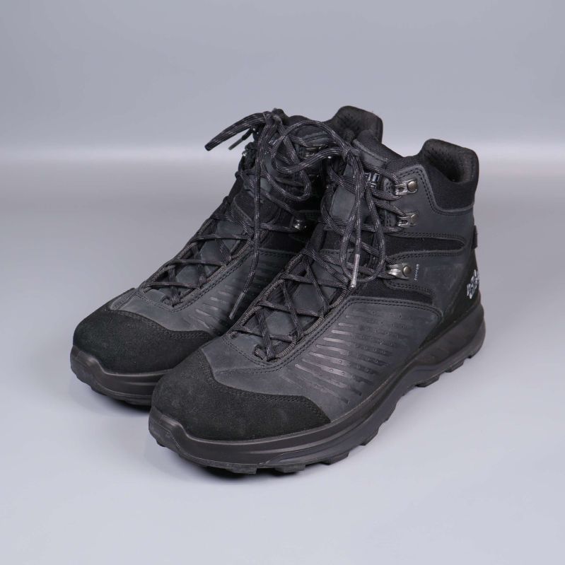 Svarta vandringskängor fotade snett framifrån