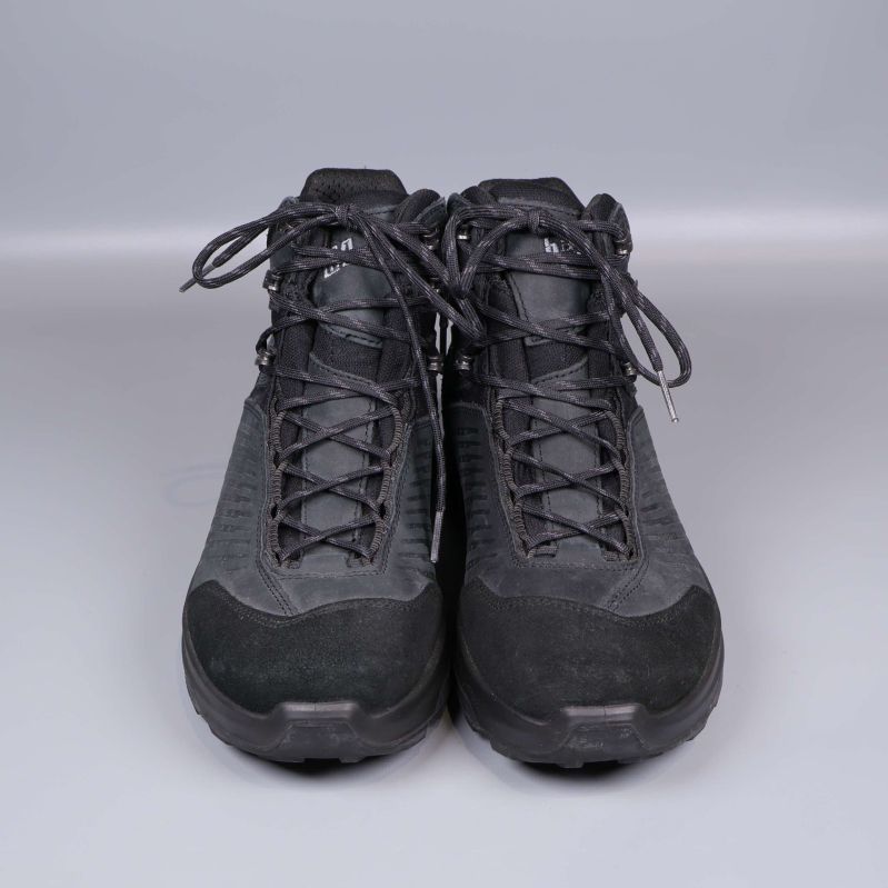 Svarta vandringskängor framifrån med snörning