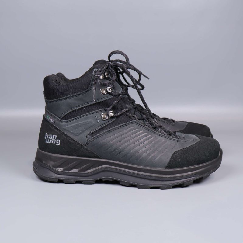 Svarta vandringskängor från sidan med märkning