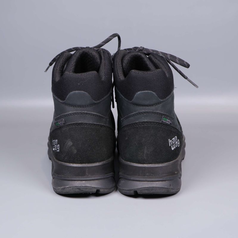 Svarta vandringskängor fotade bakifrån