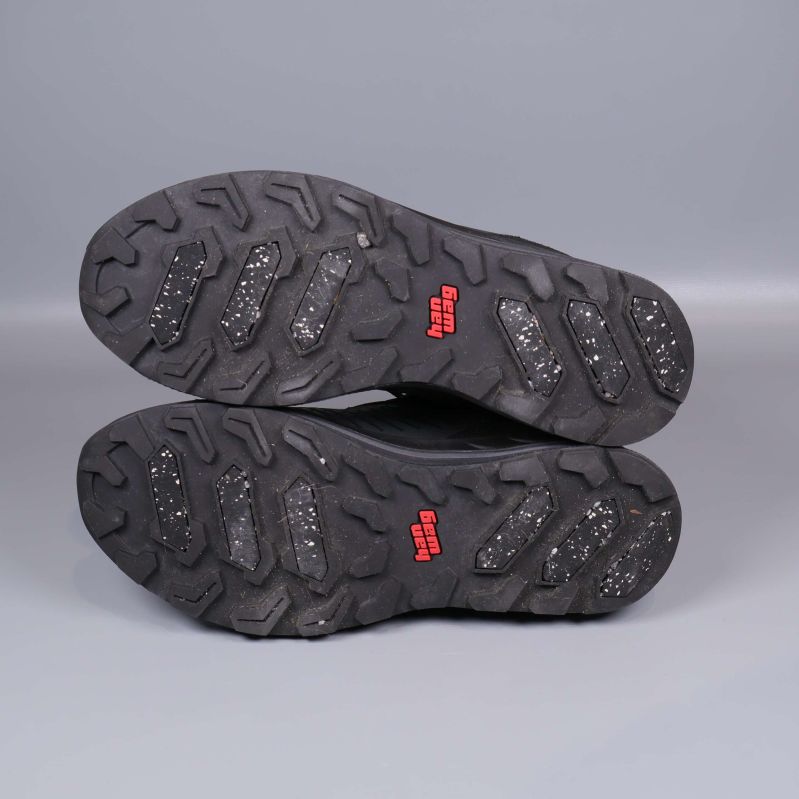 Grovt mönstrade svarta sulor med röd Hanwag-text