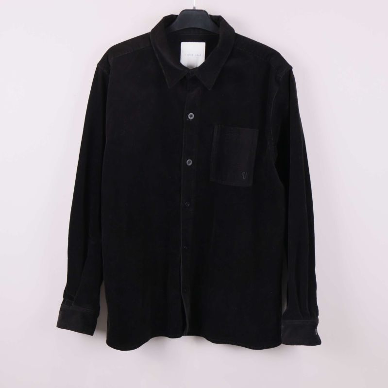 Svart manchesterskjorta på galge, frontvy