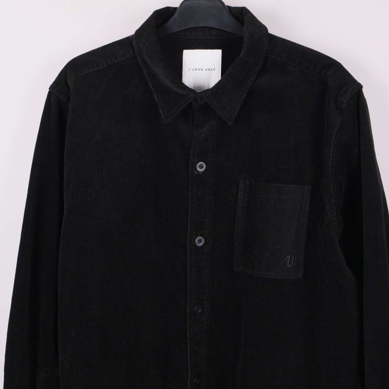 Bröstparti och ficka på svart manchesterskjorta