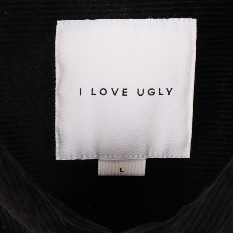 Närbild på etikett med texten I LOVE UGLY