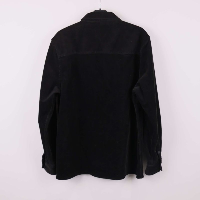 Svart manchesterskjorta sedd bakifrån på galge