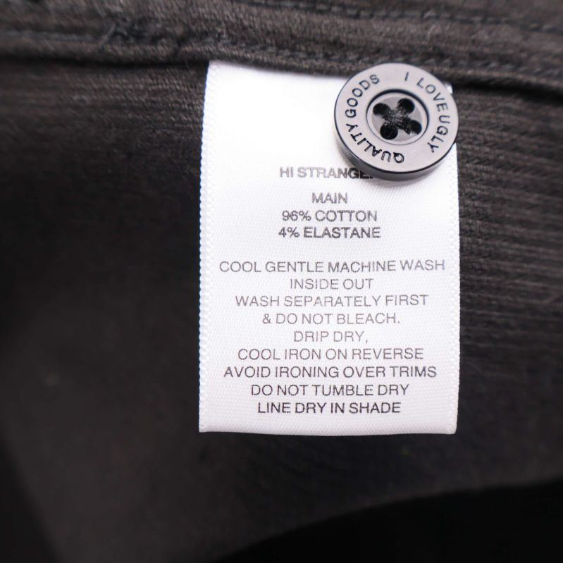 Materialetikett visar 96% bomull och 4% elastan