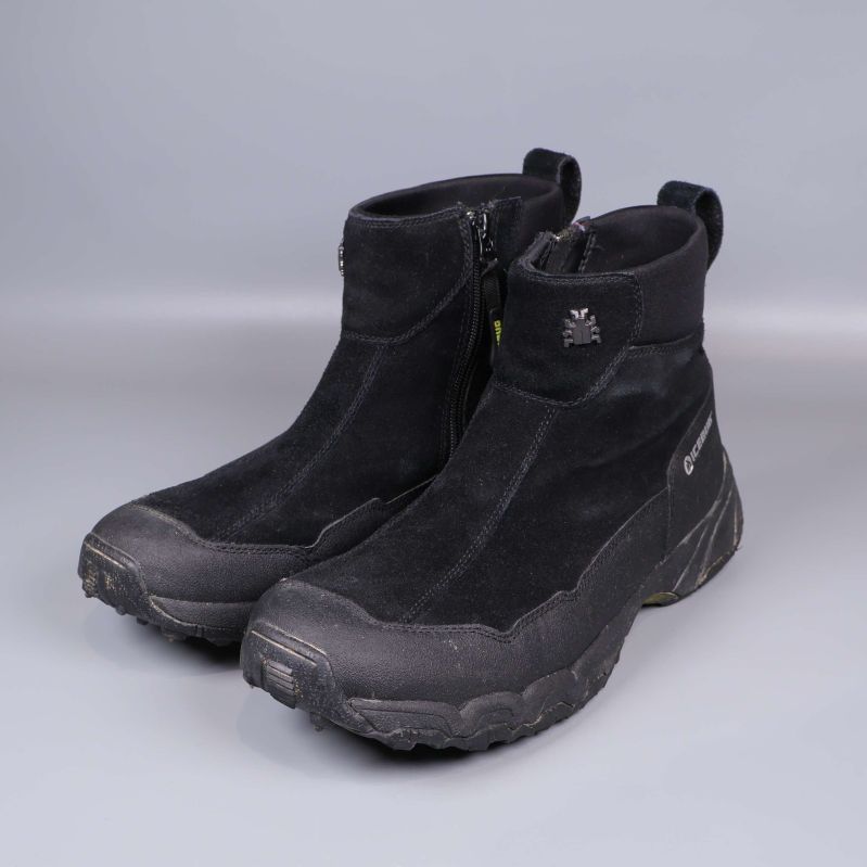 Svarta Icebug vinterboots med grov slitsula fotade snett framifrån