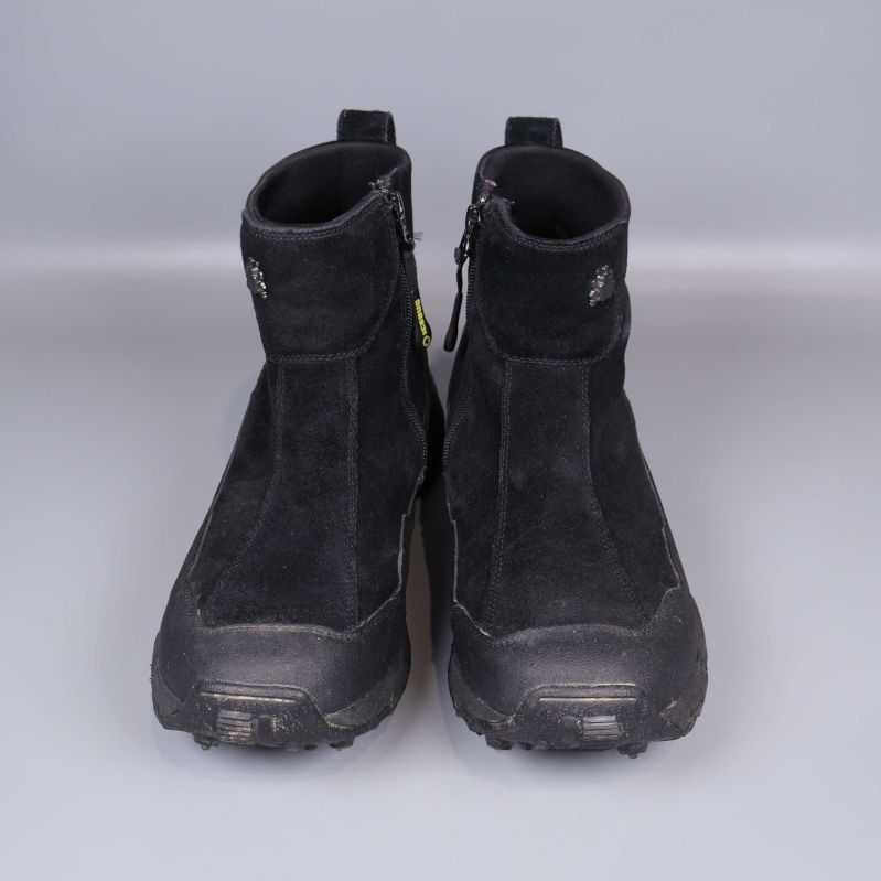Svarta Icebug vinterboots fotade rakt framifrån