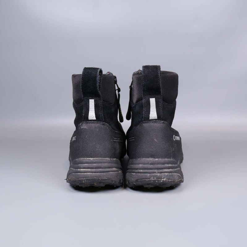 Svarta Icebug vinterboots bakifrån med reflexdetalj