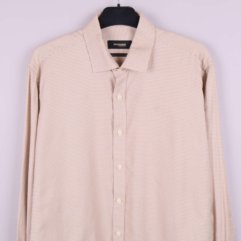 Rygg och helhetsvy av skjorta