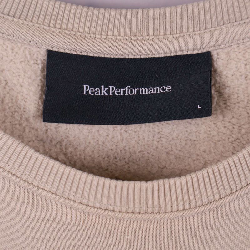 Närbild på Peak Performance etikett i nacken