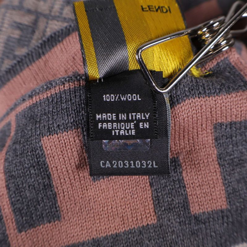 Materiallapp som visar 100% ull och tillverkningsland Italien