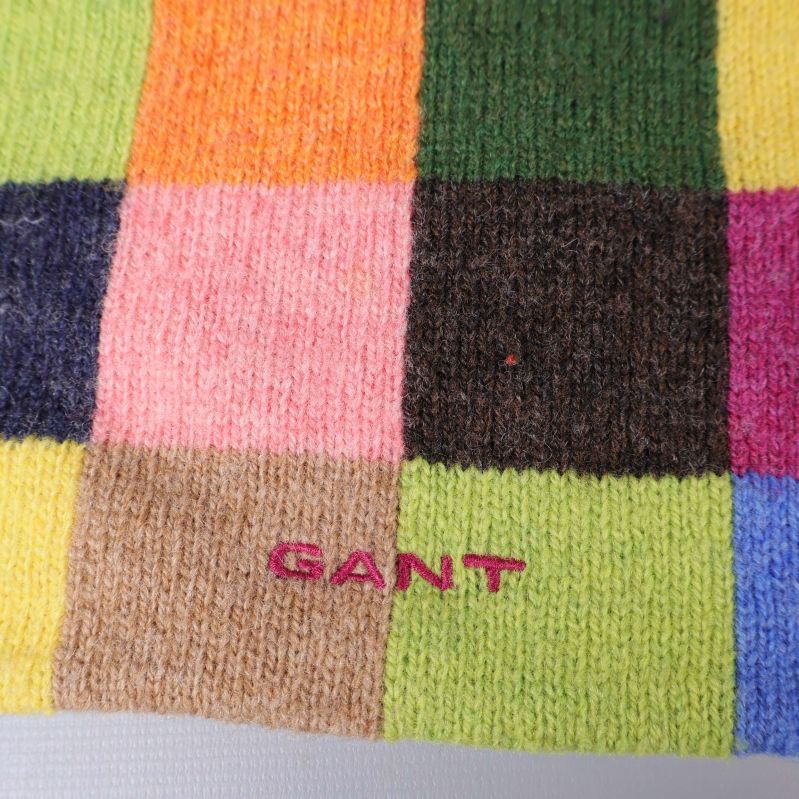 Närbild på GANT-logotyp broderad på rutigt tyg