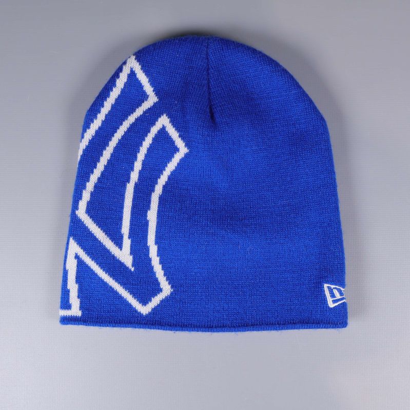 Blå mössa med vit grafisk logga framifrån