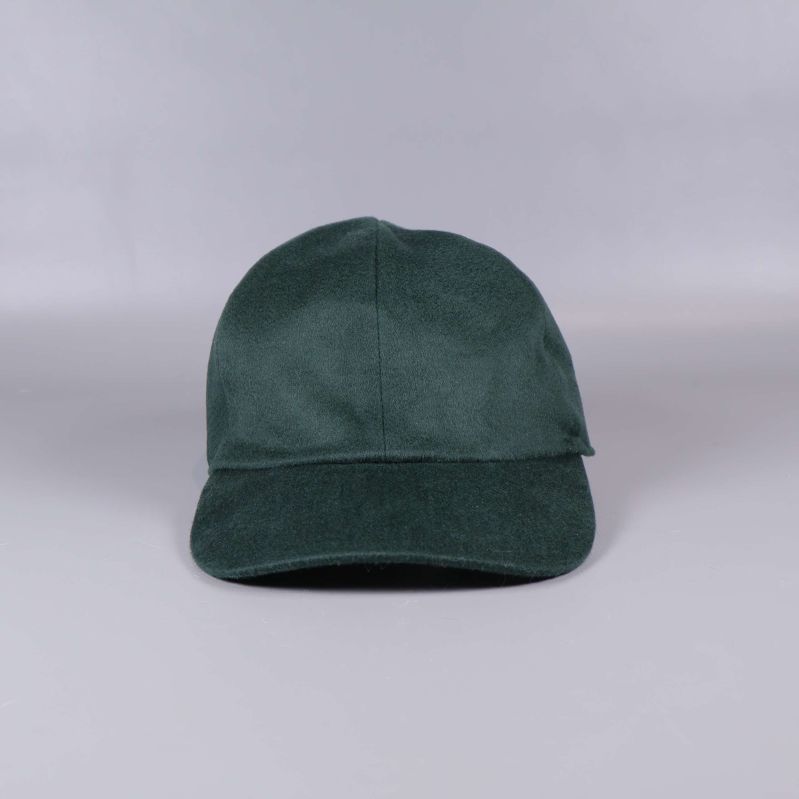 Grön keps fotad rakt framifrån, böjd skärm tydlig