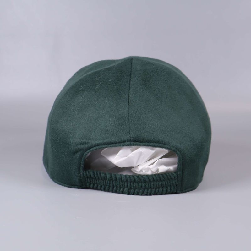 Kepsens baksida med elastiskt parti och öppning upptill