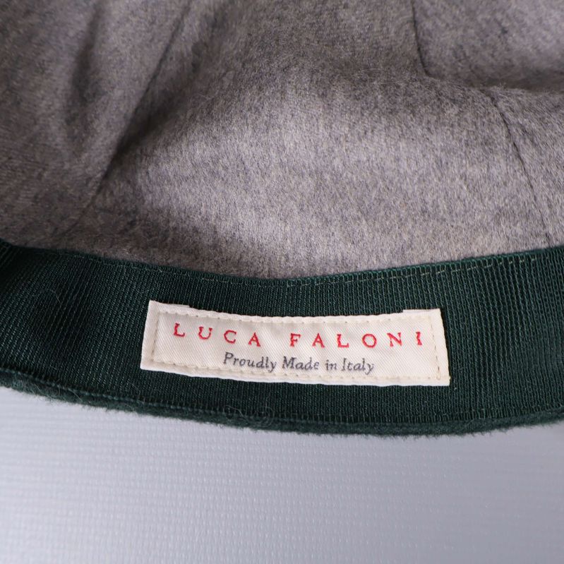 Närbild av vävd etikett med texten Luca Faloni i röd färg