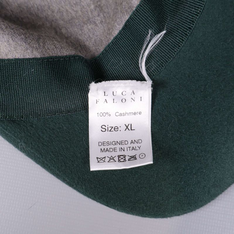 Närbild på etikett med texten 100% cashmere, storlek XL och skötselråd